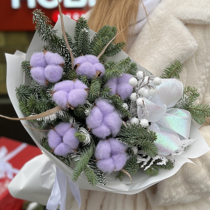Зимний букет с лиловым хлопком