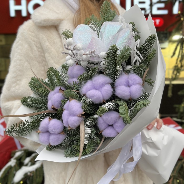 Зимний букет с лиловым хлопком