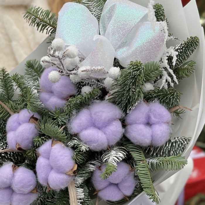 Зимний букет с лиловым хлопком