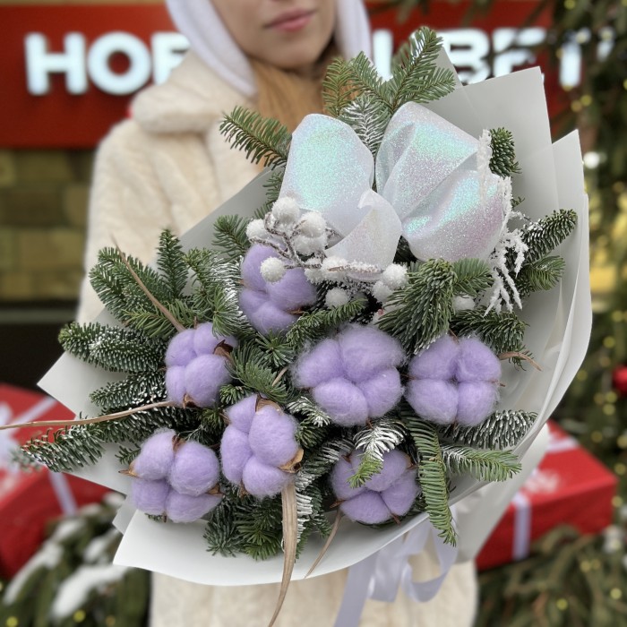 Зимний букет с лиловым хлопком