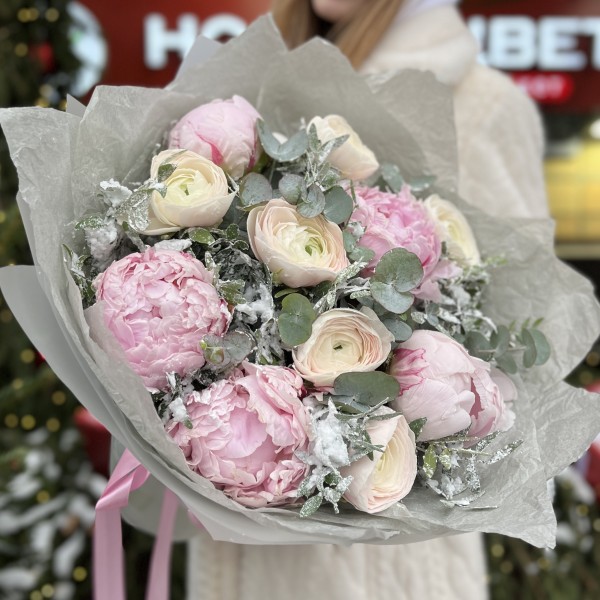 Зимний букет с пионами и ранункулюсами