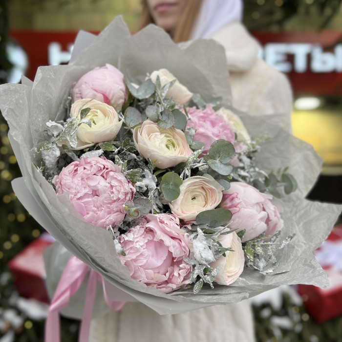 Зимний букет с пионами и ранункулюсами