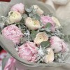 Зимний букет с пионами и ранункулюсами