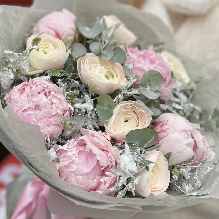 Зимний букет с пионами и ранункулюсами