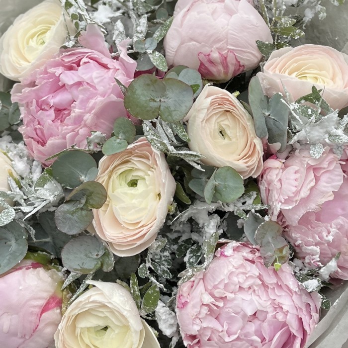 Зимний букет с пионами и ранункулюсами