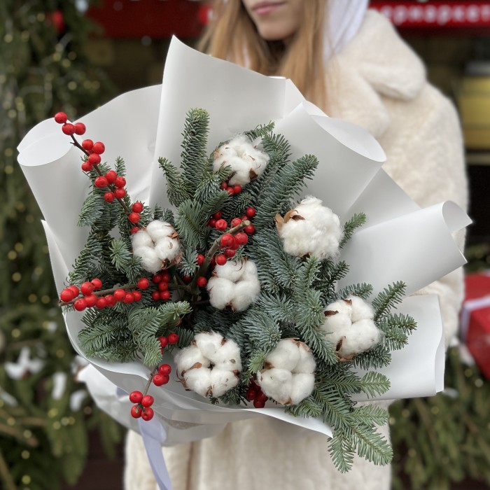 Зимний букет с пушистым нобилисом и хлопком