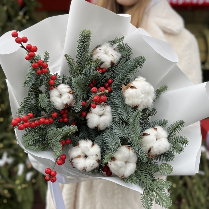 Зимний букет с пушистым нобилисом и хлопком
