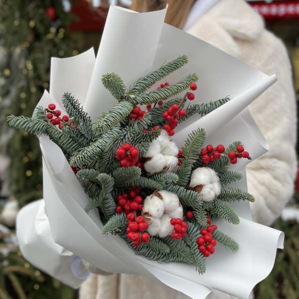 Зимний букет с пушистым нобилисом и илексом