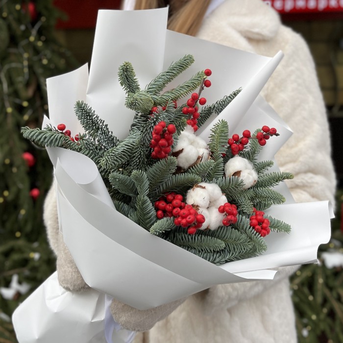 Зимний букет с пушистым нобилисом и илексом