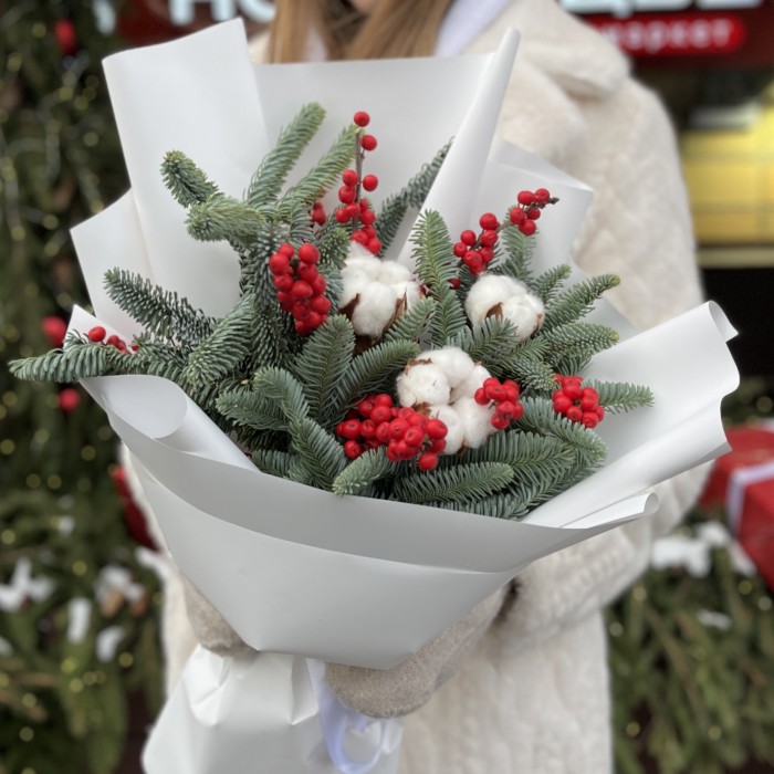 Зимний букет с пушистым нобилисом и илексом