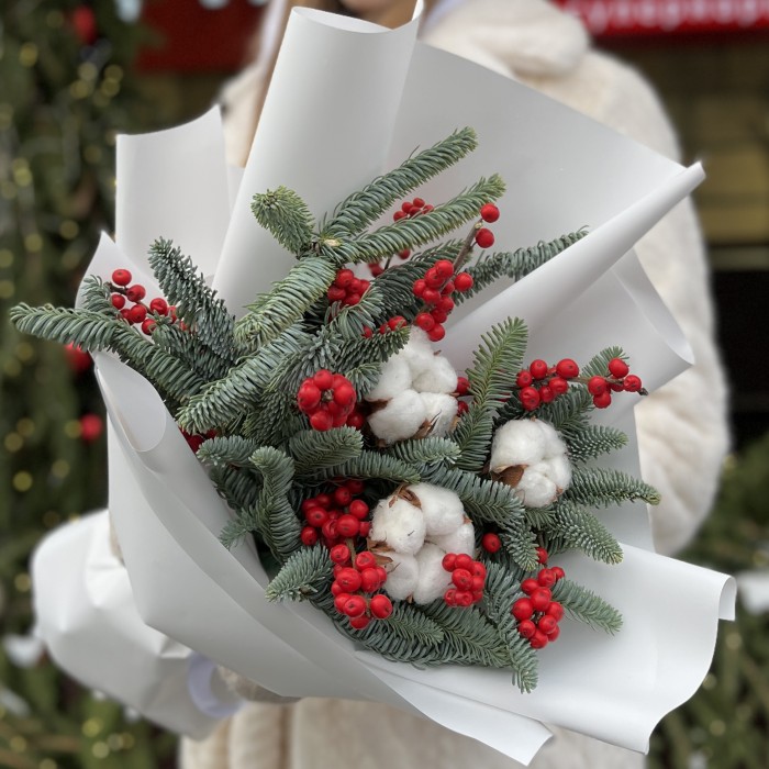 Зимний букет с пушистым нобилисом и илексом