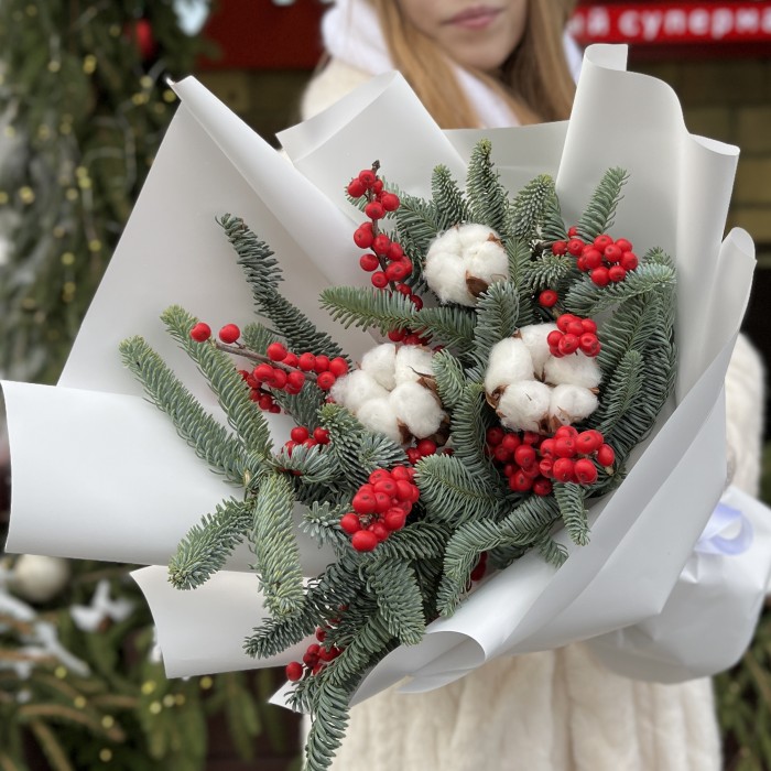 Зимний букет с пушистым нобилисом и илексом