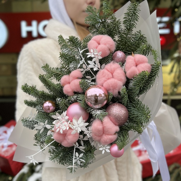 Зимний букет с розовым хлопком и декором