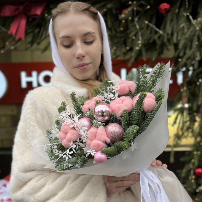 Зимний букет с розовым хлопком и декором