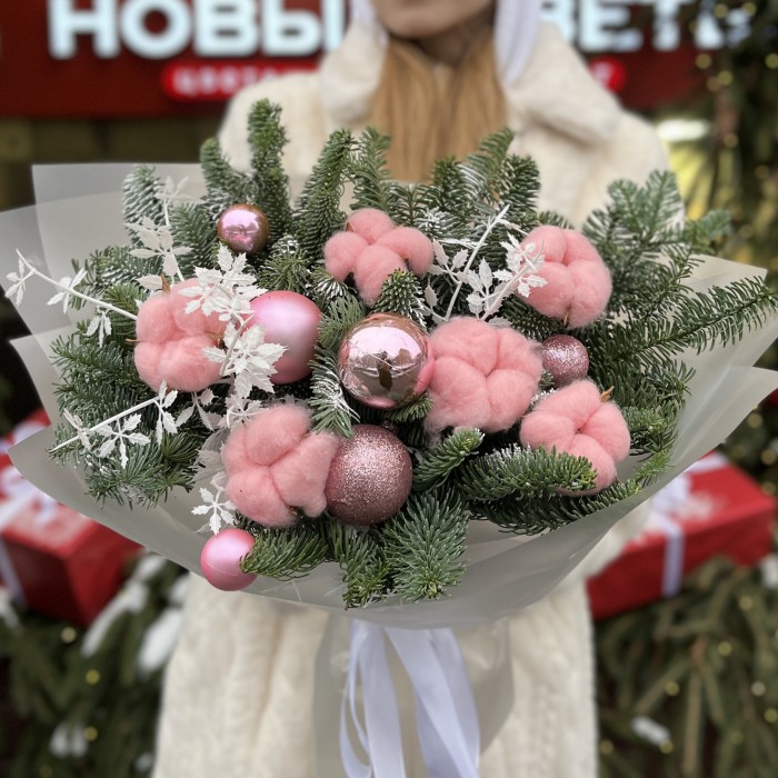 Зимний букет с розовым хлопком и декором