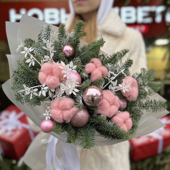 Зимний букет с розовым хлопком и декором