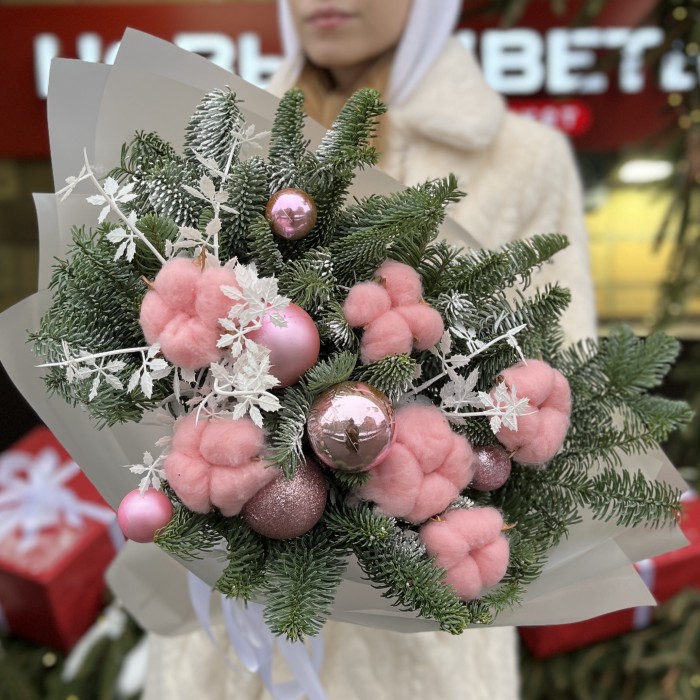 Зимний букет с розовым хлопком и декором