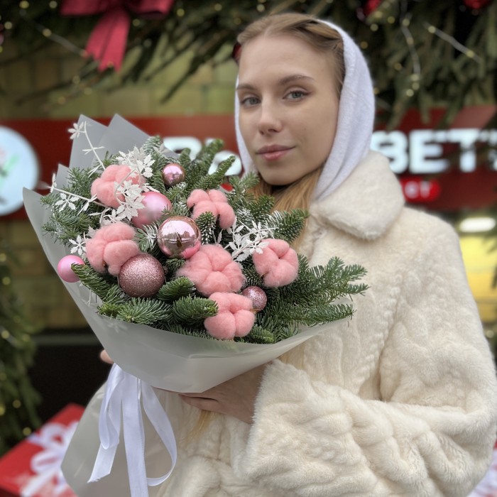 Зимний букет с розовым хлопком и декором