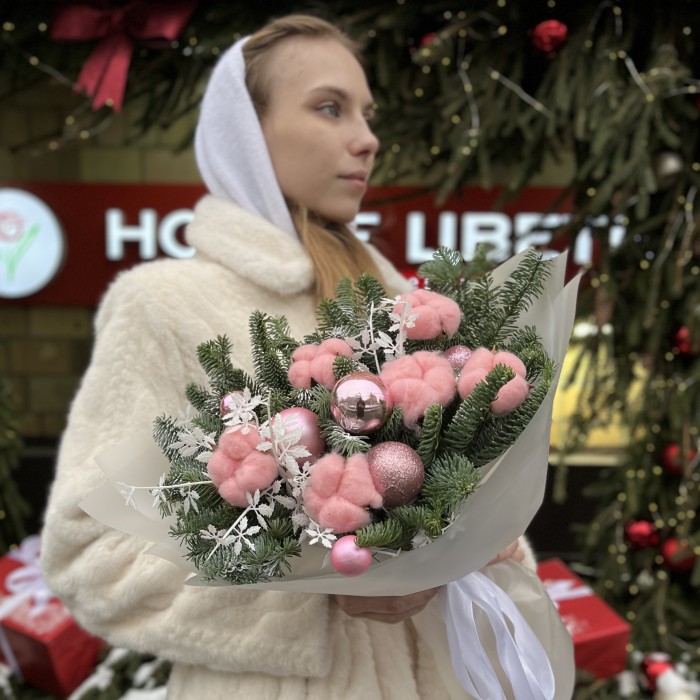 Зимний букет с розовым хлопком и декором