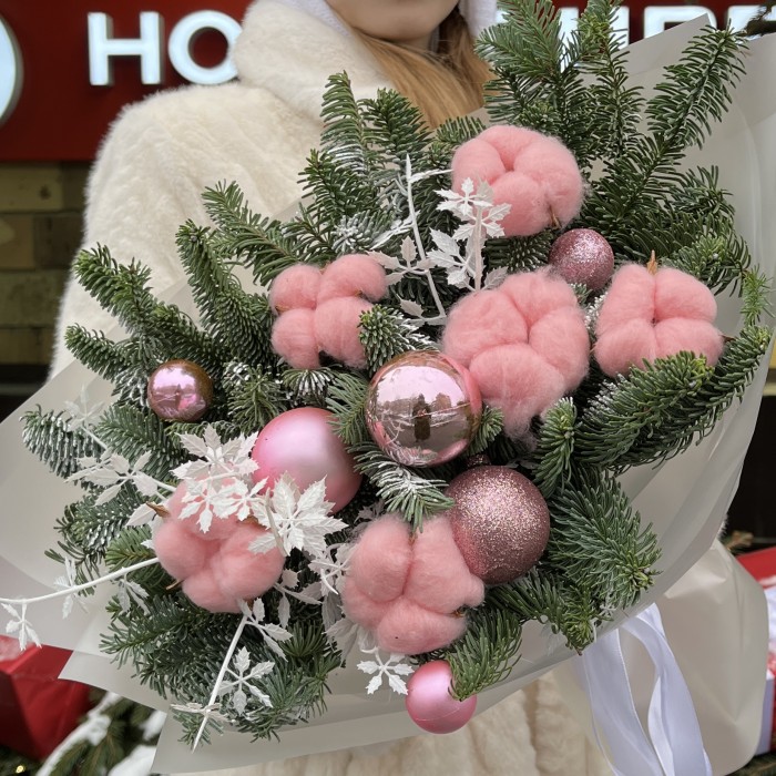Зимний букет с розовым хлопком и декором