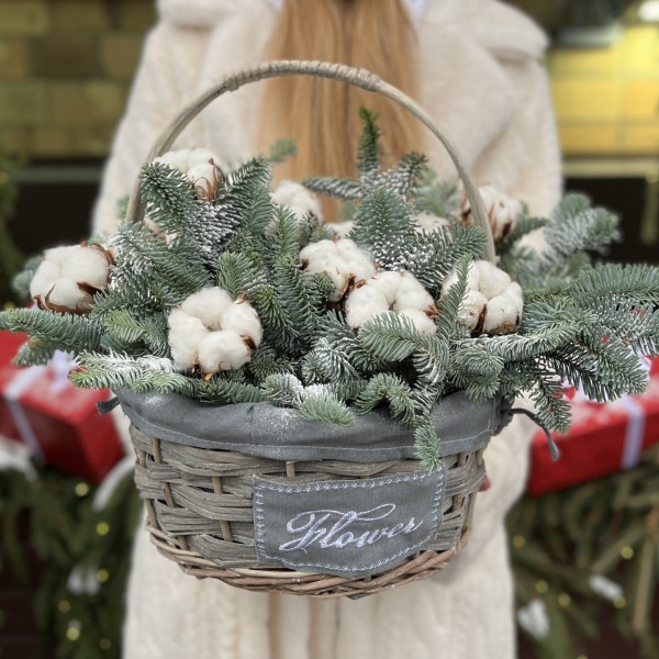 Зимняя композиция Хлопок с нобилисом в корзине