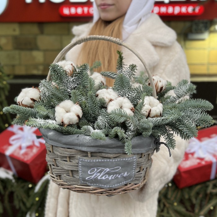 Зимняя композиция Хлопок с нобилисом в корзине