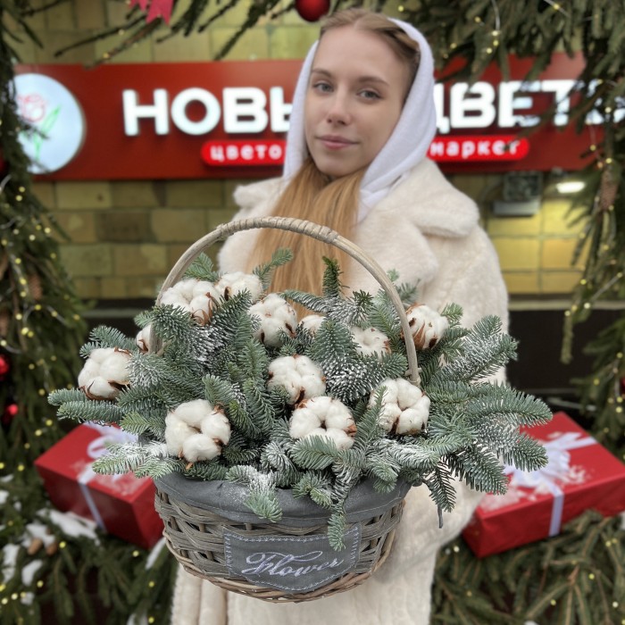 Зимняя композиция Хлопок с нобилисом в корзине