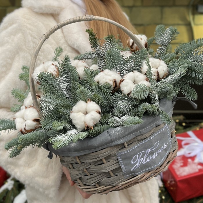 Зимняя композиция Хлопок с нобилисом в корзине