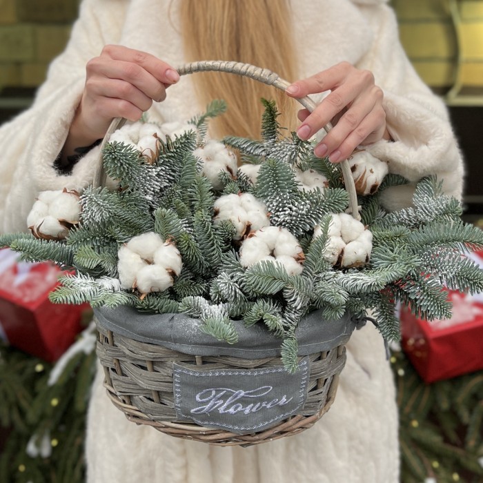 Зимняя композиция Хлопок с нобилисом в корзине