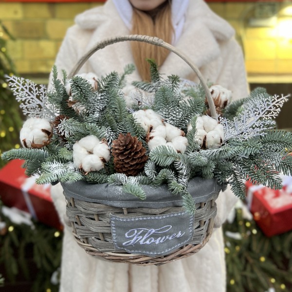 Зимняя композиция с хлопком в корзине