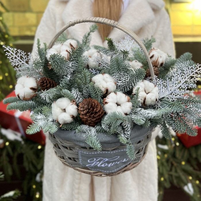 Зимняя композиция с хлопком в корзине