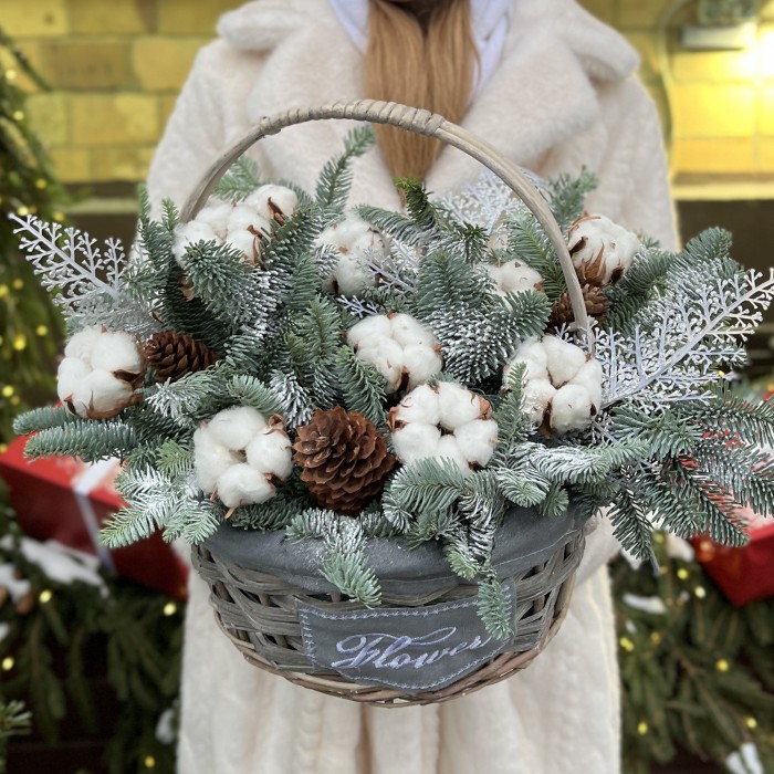 Зимняя композиция с хлопком в корзине