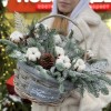 Зимняя композиция с хлопком в корзине