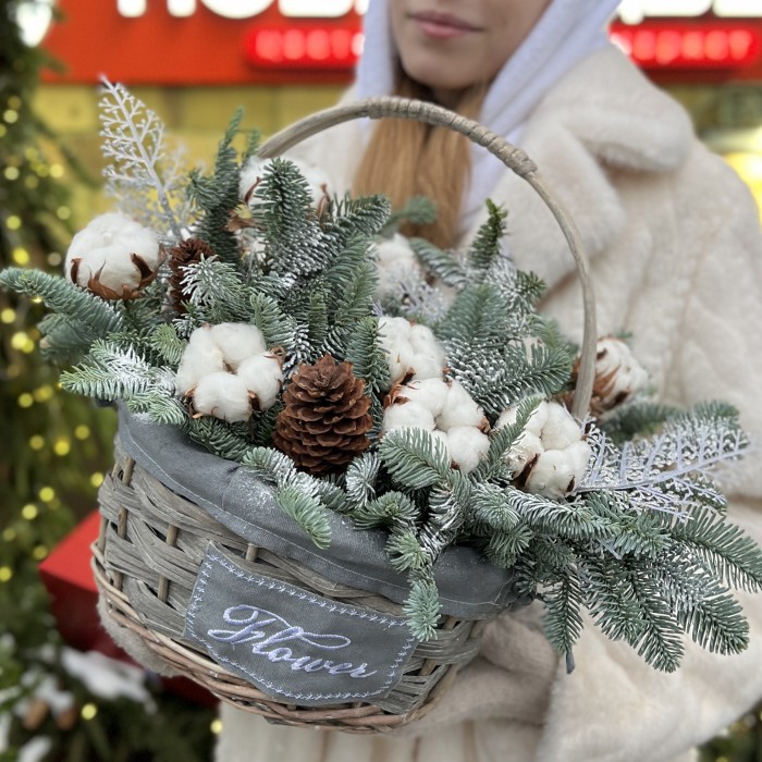 Зимняя композиция с хлопком в корзине