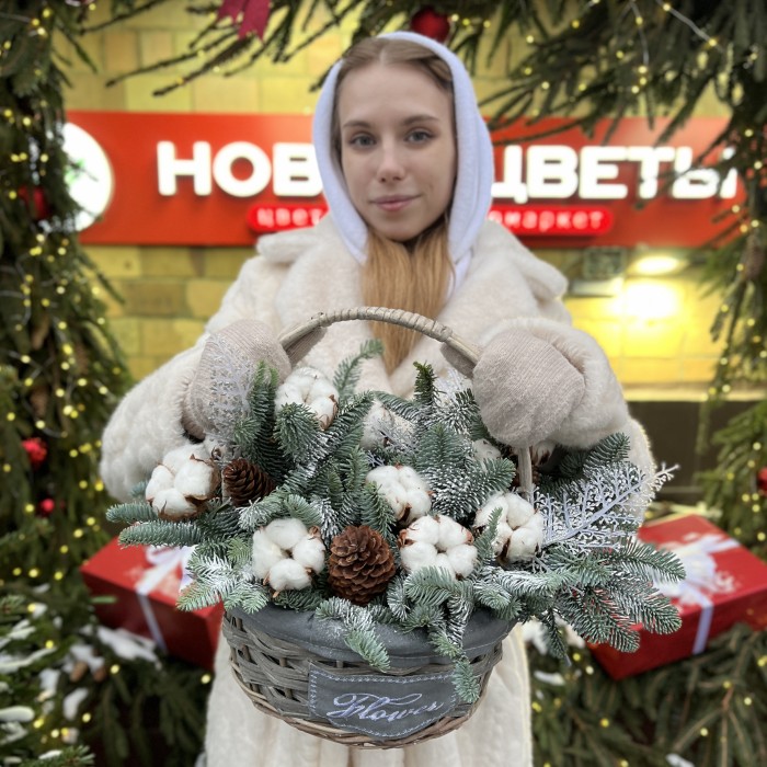 Зимняя композиция с хлопком в корзине