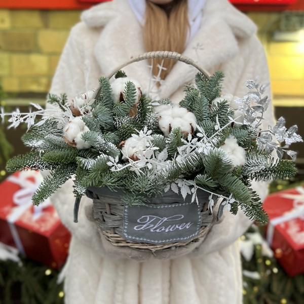 Зимняя композиция с хлопком в маленькой корзине