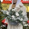 Зимняя композиция с хлопком в маленькой корзине