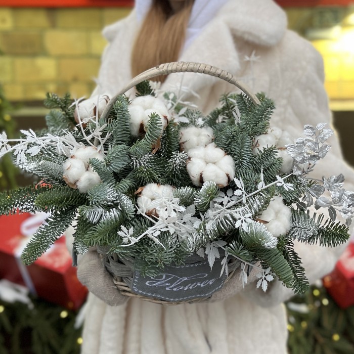 Зимняя композиция с хлопком в маленькой корзине