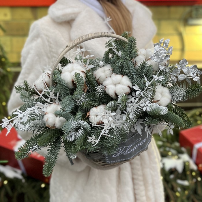 Зимняя композиция с хлопком в маленькой корзине