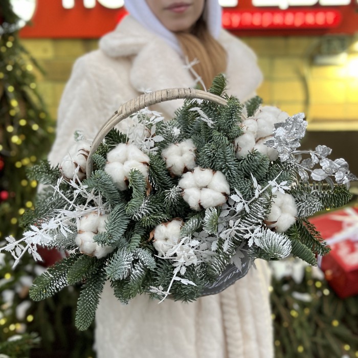 Зимняя композиция с хлопком в маленькой корзине