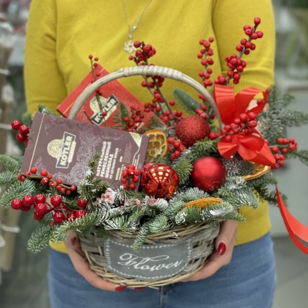 Зимняя композиция с шоколадом и декором