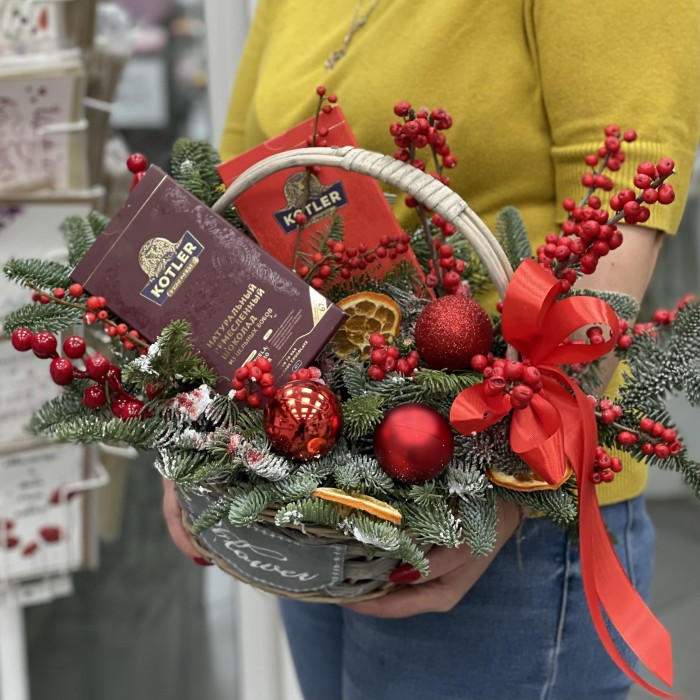 Зимняя композиция с шоколадом и декором