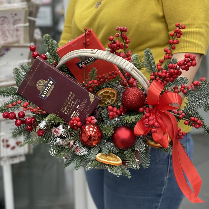 Зимняя композиция с шоколадом и декором