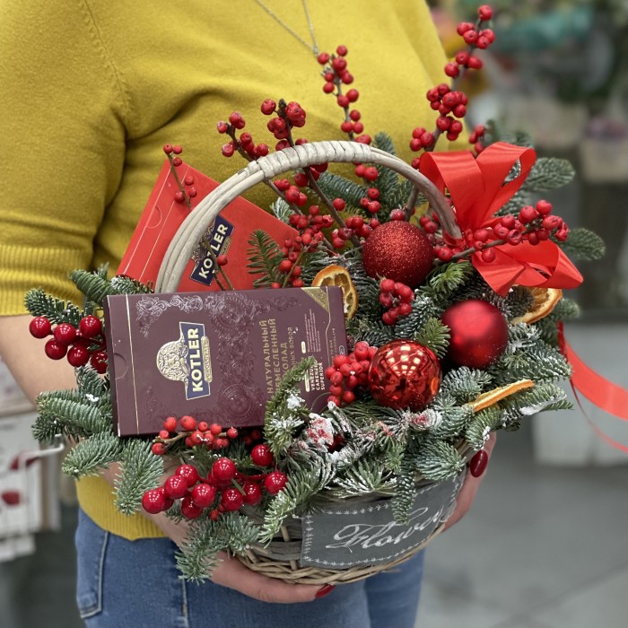 Зимняя композиция с шоколадом и декором