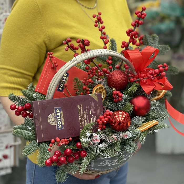 Зимняя композиция с шоколадом и декором