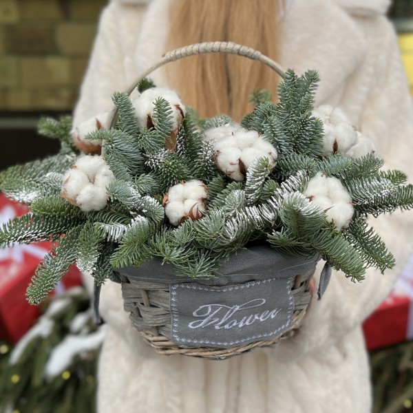 Зимняя композиция в корзине с хлопком