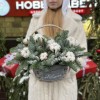 Зимняя композиция в корзине с хлопком