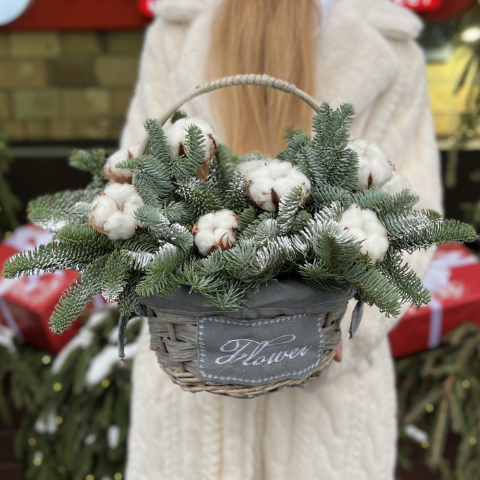 Зимняя композиция в корзине с хлопком