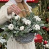 Зимняя композиция в корзине с хлопком
