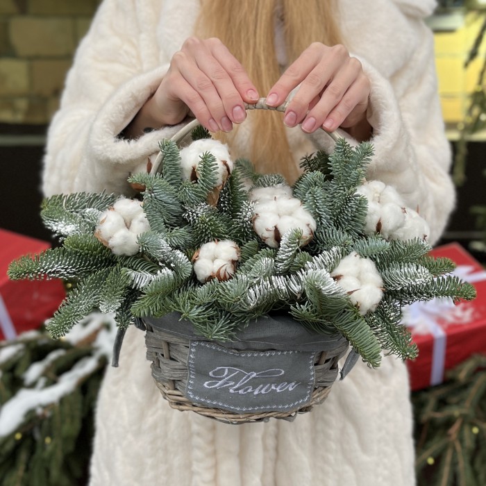 Зимняя композиция в корзине с хлопком